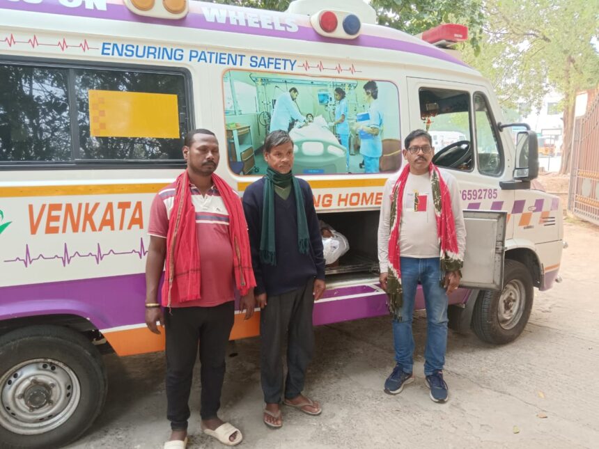 मुख्यमंत्री की पहल से मृतक नरसिंह के परिजनों को मिली राहत,कलेक्टर डा रवि मित्तल ने आंध्रप्रदेश में उपलब्ध कराया शव वाहन 6 IMG 20231223 WA0029