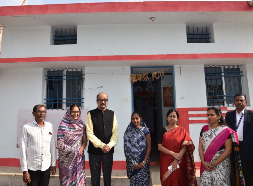स्वच्छता का संदेश देने राज्यपाल रमेन डेका ने रूद्री के सामुदायिक शौचालय का किया अवलोकन 6 IMG 20241204 WA0036