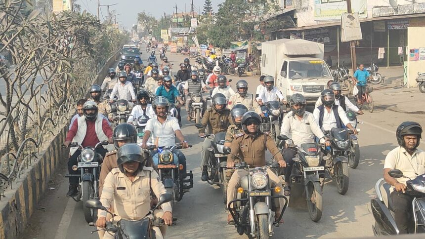 खरसिया में सड़क सुरक्षा के प्रति जागरूकता लाने हेलमेट रैली का आयोजन, नागरिकों को सड़कों पर ट्रैफिक नियमों की दी गई जानकारी 6 IMG 20250116 WA0033