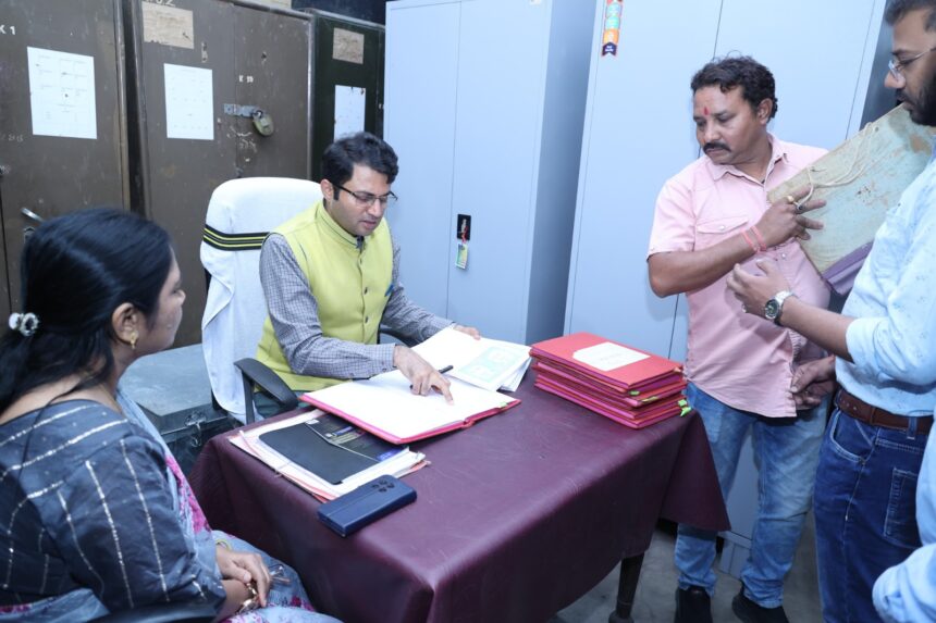 कलेक्टर गोयल ने कोषालय का किया औचक निरीक्षण 6 IMG 20250410 WA0002