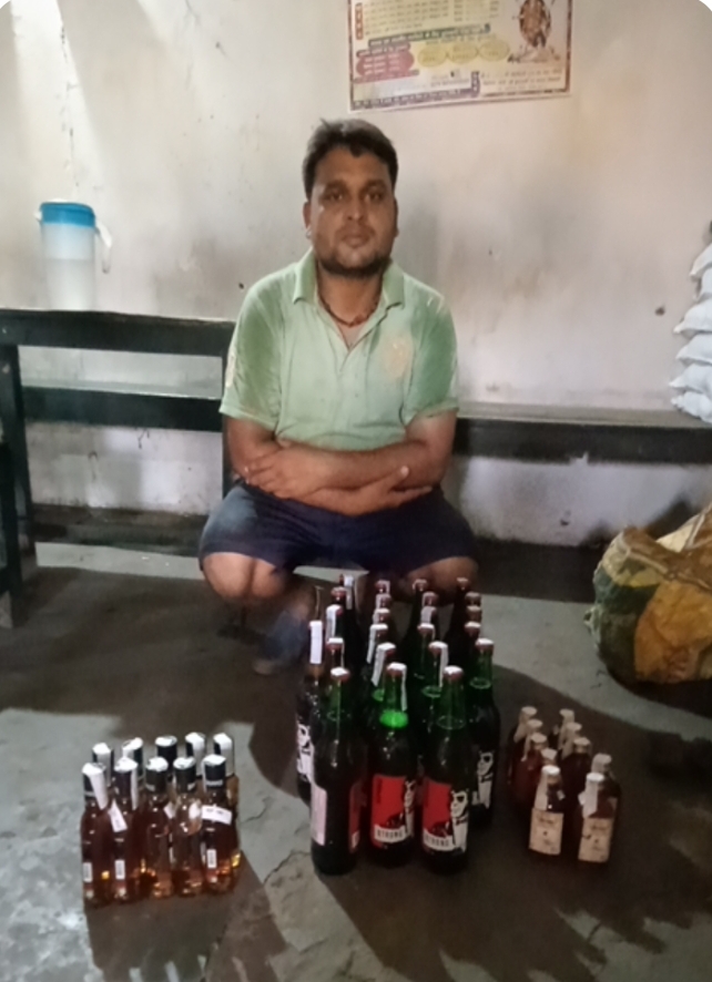 खरसिया पुलिस की बड़ी कार्रवाई: होटल से अवैध शराब की बड़ी खेप बरामद 4 IMG 20250428 WA0046