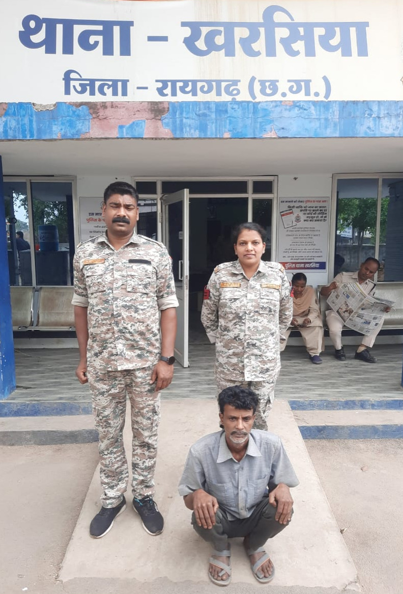 खरसिया पुलिस ने महिला के घर घुसकर छेड़खानी करने वाले आरोपी को गिरफ्तार कर भेजा जेल 6 IMG 20250428 WA0048