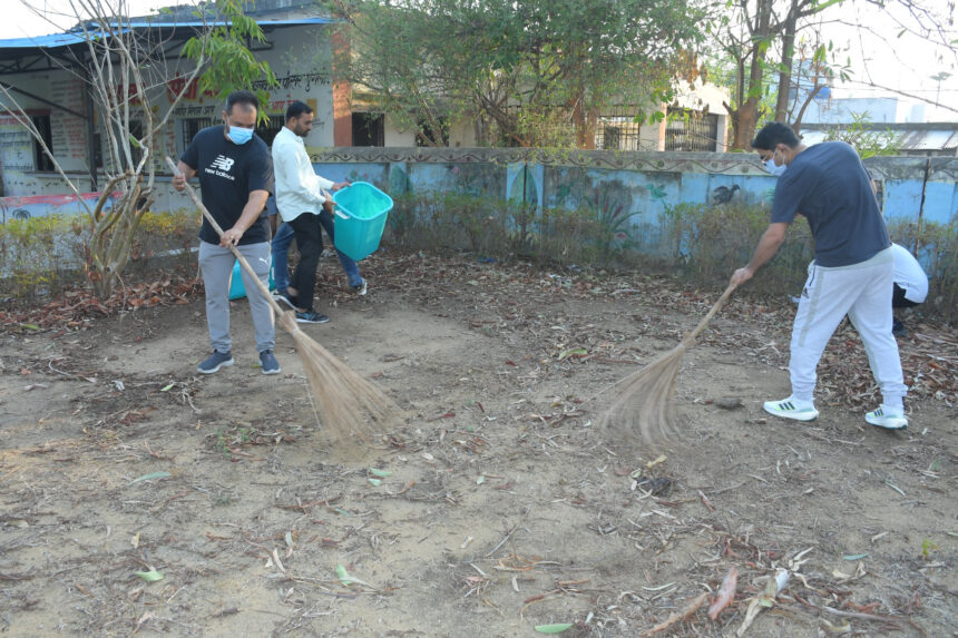अंतर्राष्ट्रीय श्रमिक दिवस पर कलेक्टोरेट में चलाया गया विशेष स्वच्छता अभियान 6 IMG 20250501 WA0036