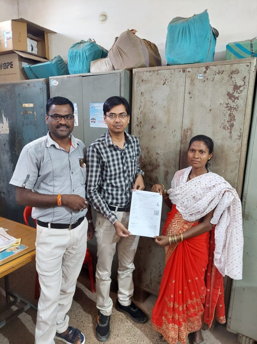 सुशासन तिहार में प्राप्त आवेदनों का निराकरण करते हुए हितग्राहियों को दिया गया श्रमिक कार्ड 6 IMG 20250501 WA0039