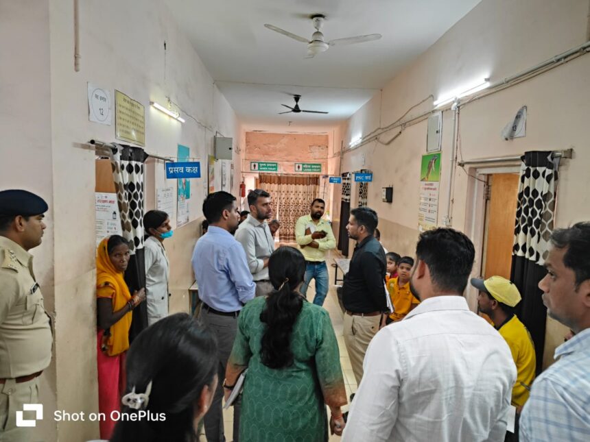 जल जीवन मिशन का काम देखने टेमटेमा पहुंचे कलेक्टर मयंक चतुर्वेदी 6 IMG 20250503 WA0034