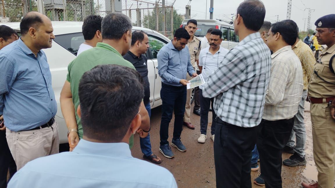 भविष्य के ट्रैफिक दबाव को ध्यान में रख रायपुर में नई सड़क व फ्लाईओवर योजनाओं पर मंथन, कलेक्टर और एसएसपी ने किया शहर के विभिन्न क्षेत्रों का निरीक्षण 8 img 20250628 wa0010544511859474806418