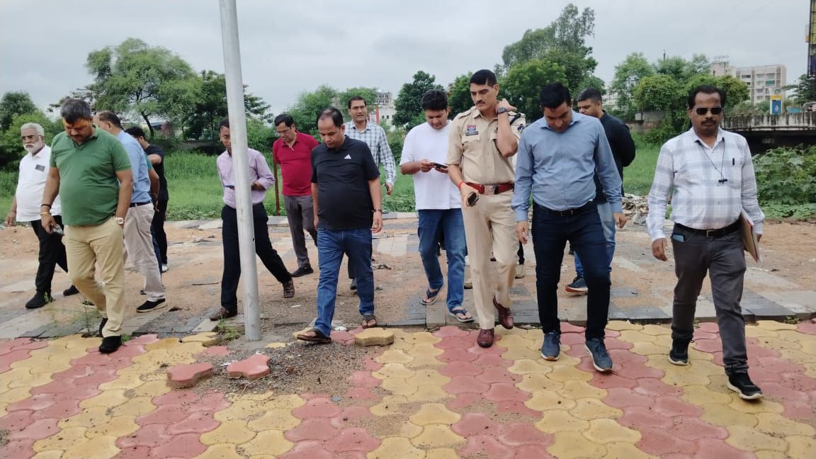 भविष्य के ट्रैफिक दबाव को ध्यान में रख रायपुर में नई सड़क व फ्लाईओवर योजनाओं पर मंथन, कलेक्टर और एसएसपी ने किया शहर के विभिन्न क्षेत्रों का निरीक्षण 7 img 20250628 wa00122775221082992767143