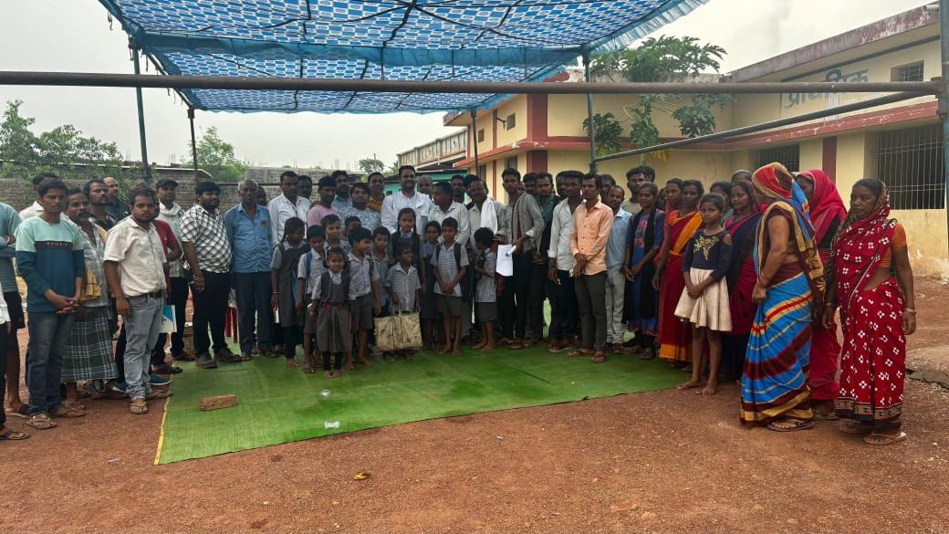 खरसिया के कोंहारडीपा स्कूल में तालाबंदी : बच्चों और अभिभावकों के आंदोलन के बीच विधायक उमेश पटेल बने मसीहा 7 img 20250722 wa00323412164264188592095