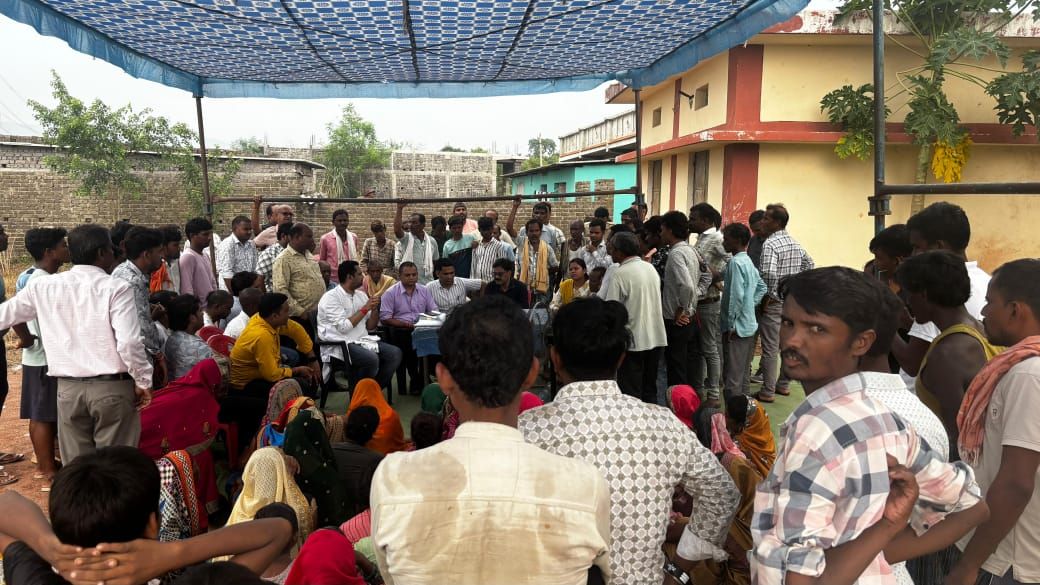 खरसिया के कोंहारडीपा स्कूल में तालाबंदी : बच्चों और अभिभावकों के आंदोलन के बीच विधायक उमेश पटेल बने मसीहा 8 img 20250722 wa00334571280369952526270