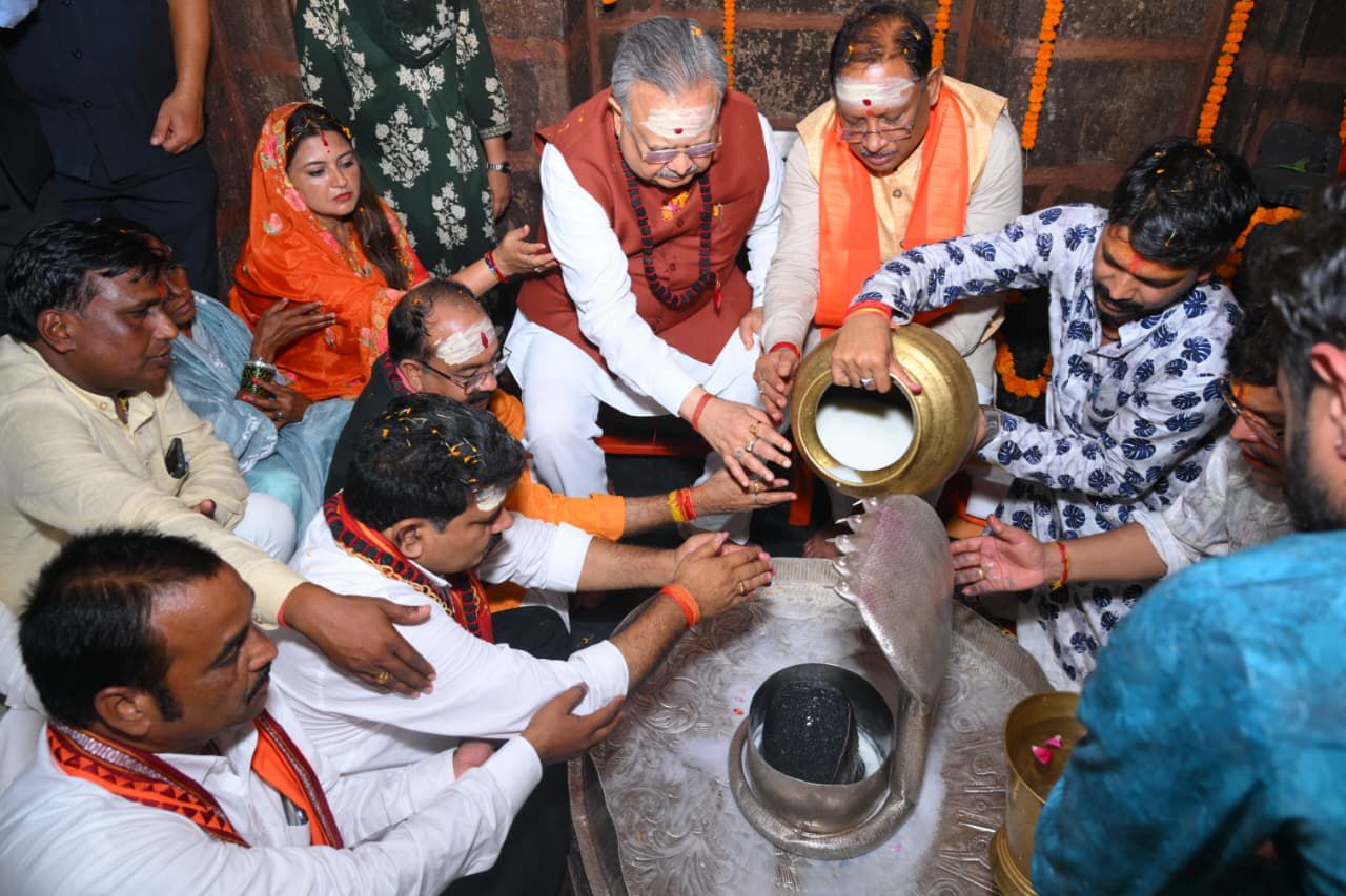 हर-हर महादेव से गूंज उठा भोरमदेव: मुख्यमंत्री विष्णुदेव साय ने हेलीकॉप्टर से पुष्पवर्षा कर हजारों कांवड़ियों का किया भव्य स्वागत 8 img 20250728 wa0010988159738399321273