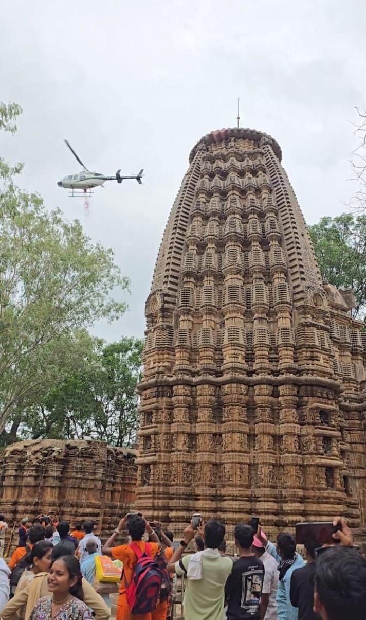 हर-हर महादेव से गूंज उठा भोरमदेव: मुख्यमंत्री विष्णुदेव साय ने हेलीकॉप्टर से पुष्पवर्षा कर हजारों कांवड़ियों का किया भव्य स्वागत 7 img 20250728 wa00111130936219689967696