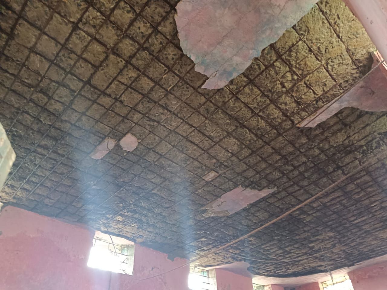 भेड़ीमुड़ा (ब) का स्कूल और आंगनबाड़ी केंद्र जानलेवा हालत में, बच्चे जान जोखिम में डालकर पढ़ने को मजबूर 10 img 20250730 wa00136991667225732546354