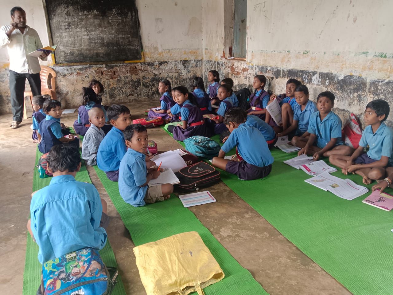 भेड़ीमुड़ा (ब) का स्कूल और आंगनबाड़ी केंद्र जानलेवा हालत में, बच्चे जान जोखिम में डालकर पढ़ने को मजबूर 8 img 20250730 wa00142844011364888832047