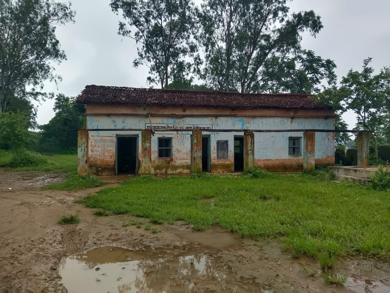 भेड़ीमुड़ा (ब) का स्कूल और आंगनबाड़ी केंद्र जानलेवा हालत में, बच्चे जान जोखिम में डालकर पढ़ने को मजबूर 11 img 20250730 wa00158398366652274776648