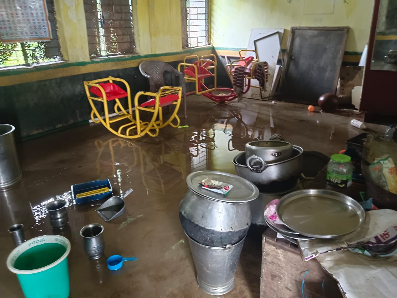 भेड़ीमुड़ा (ब) का स्कूल और आंगनबाड़ी केंद्र जानलेवा हालत में, बच्चे जान जोखिम में डालकर पढ़ने को मजबूर 7 img 20250730 wa00166273987243907544895