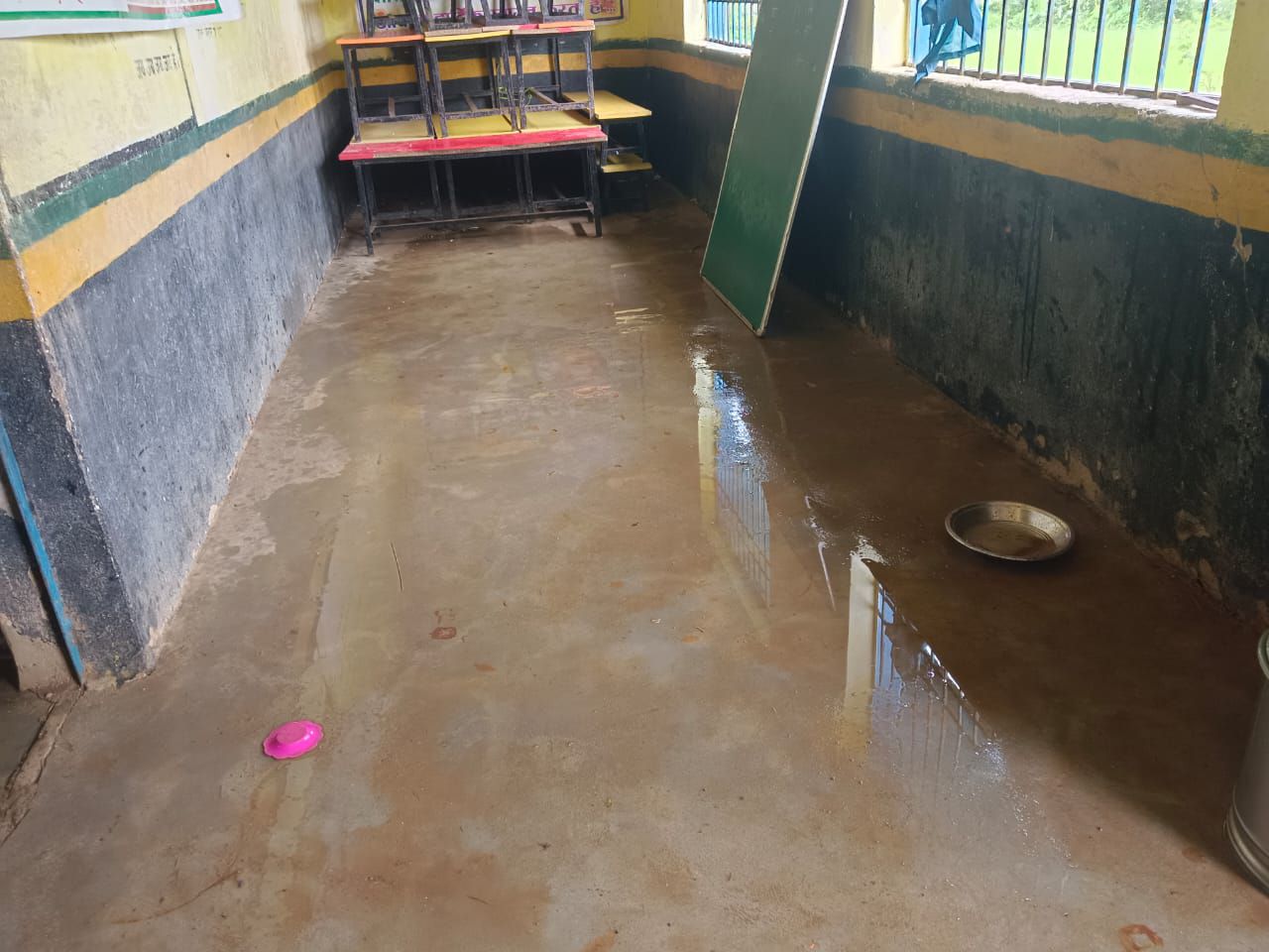 भेड़ीमुड़ा (ब) का स्कूल और आंगनबाड़ी केंद्र जानलेवा हालत में, बच्चे जान जोखिम में डालकर पढ़ने को मजबूर 9 img 20250730 wa00172441549033264070249