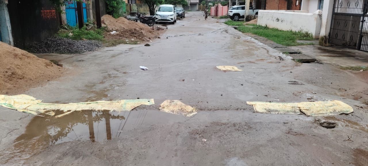 रात के अंधेरे में बिछी सीसी सड़क , जिम्मेदारों पर लीपापोती का प्रयास 7 img 20250807 wa00043684896071852197761