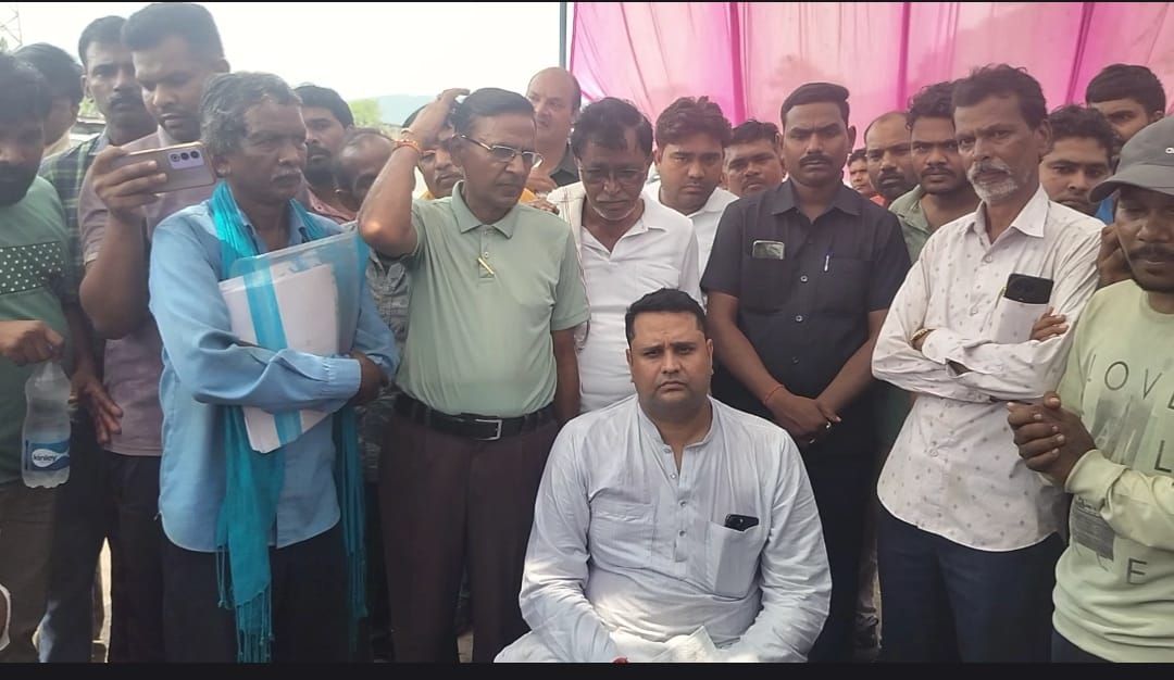 SDM, पुलिस-प्रशासन और जनप्रतिनिधियों के हस्तक्षेप से JSW आंदोलन समाप्त — 22 अगस्त तक मांगे पूरी करने का लिखित वादा, 9 गांवों के लैंड लूजर को राहत की उम्मीद 7 img 20250813 wa0022701481519281635780