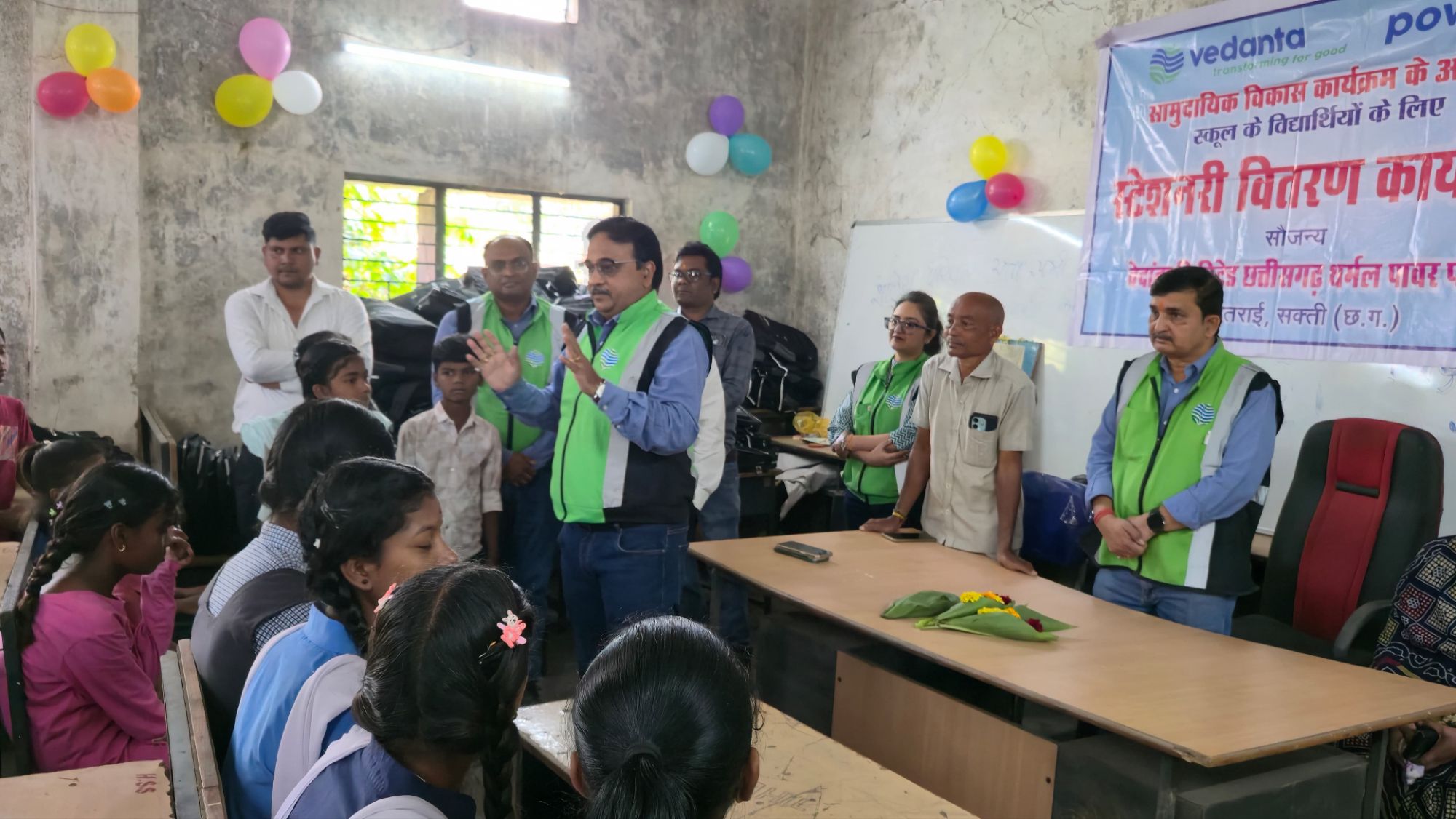 वेदांता लिमिटेड सीटीपीपी ने 405 विद्यार्थियों को दिए बैग और स्टेशनरी 7 img 20251115 wa00073904886524649924819