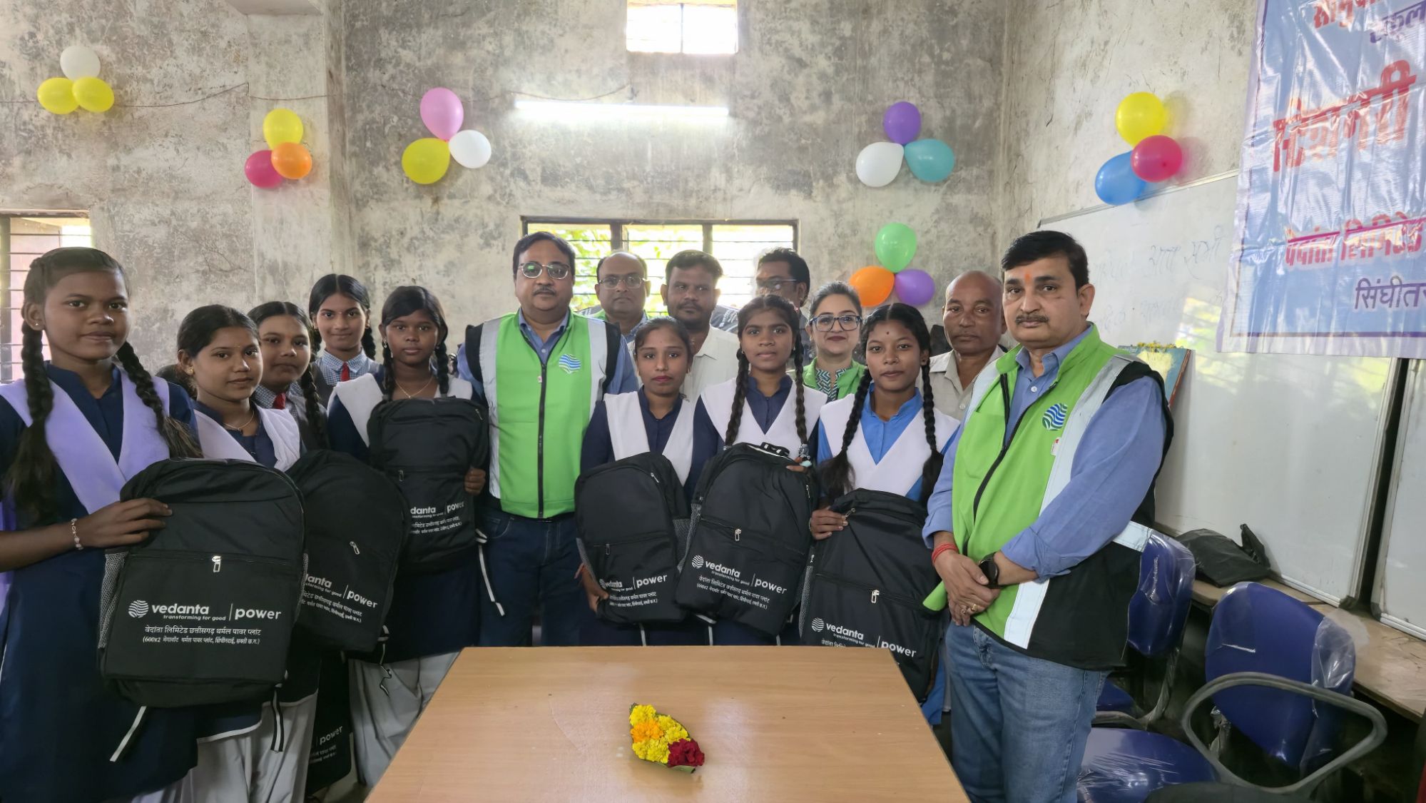 वेदांता लिमिटेड सीटीपीपी ने 405 विद्यार्थियों को दिए बैग और स्टेशनरी 8 img 20251115 wa0008883638448487738690