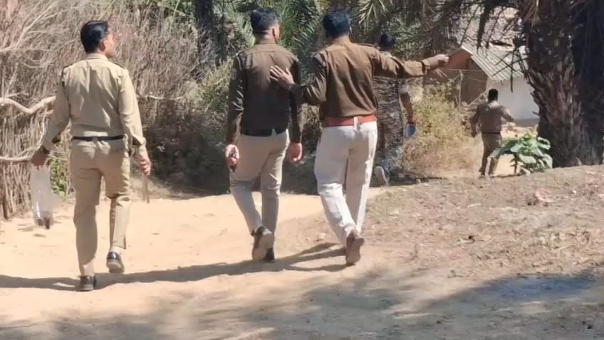 धरमजयगढ़ में चोरी का साया गहराया,बीती रात कई घरों के टूटे ताले, चोर अब भी पुलिस पकड़ से बाहर; डॉग स्क्वाड मौके पर जांच में जुटी 8 img 20260217 wa0006839962620399218398