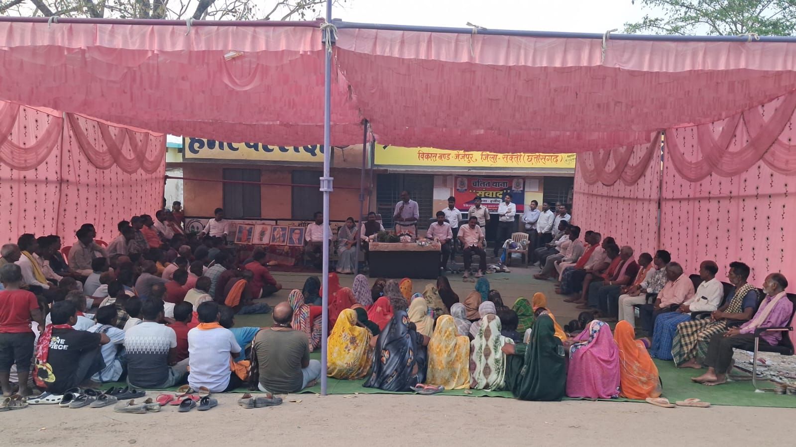 सक्ती जिले के ग्राम परसदा में ‘चलित थाना’ का आयोजन, अधिकारियों ने सुनीं ग्रामीणों की समस्याएं 7 img 20260325 wa00022673672736675262192