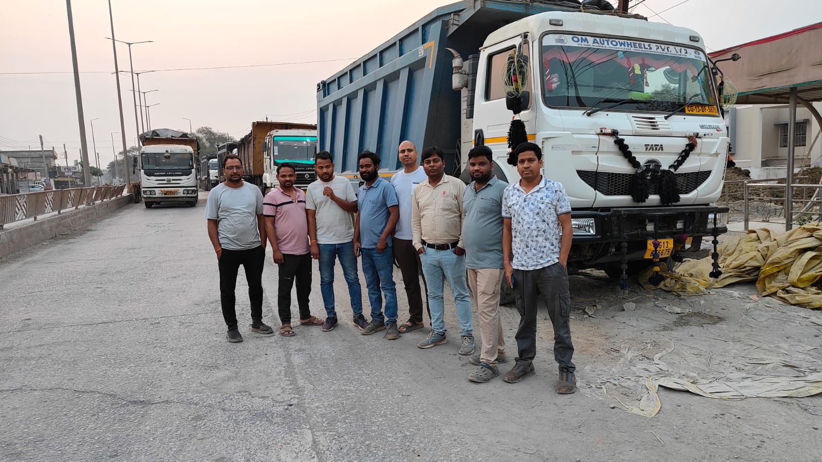 कलमा में अवैध रेत उत्खनन पर आधी रात बड़ी कार्रवाई, 2 पोकलेन और 8 डंपर जब्त 7 img 20260325 wa00126076039917447148833