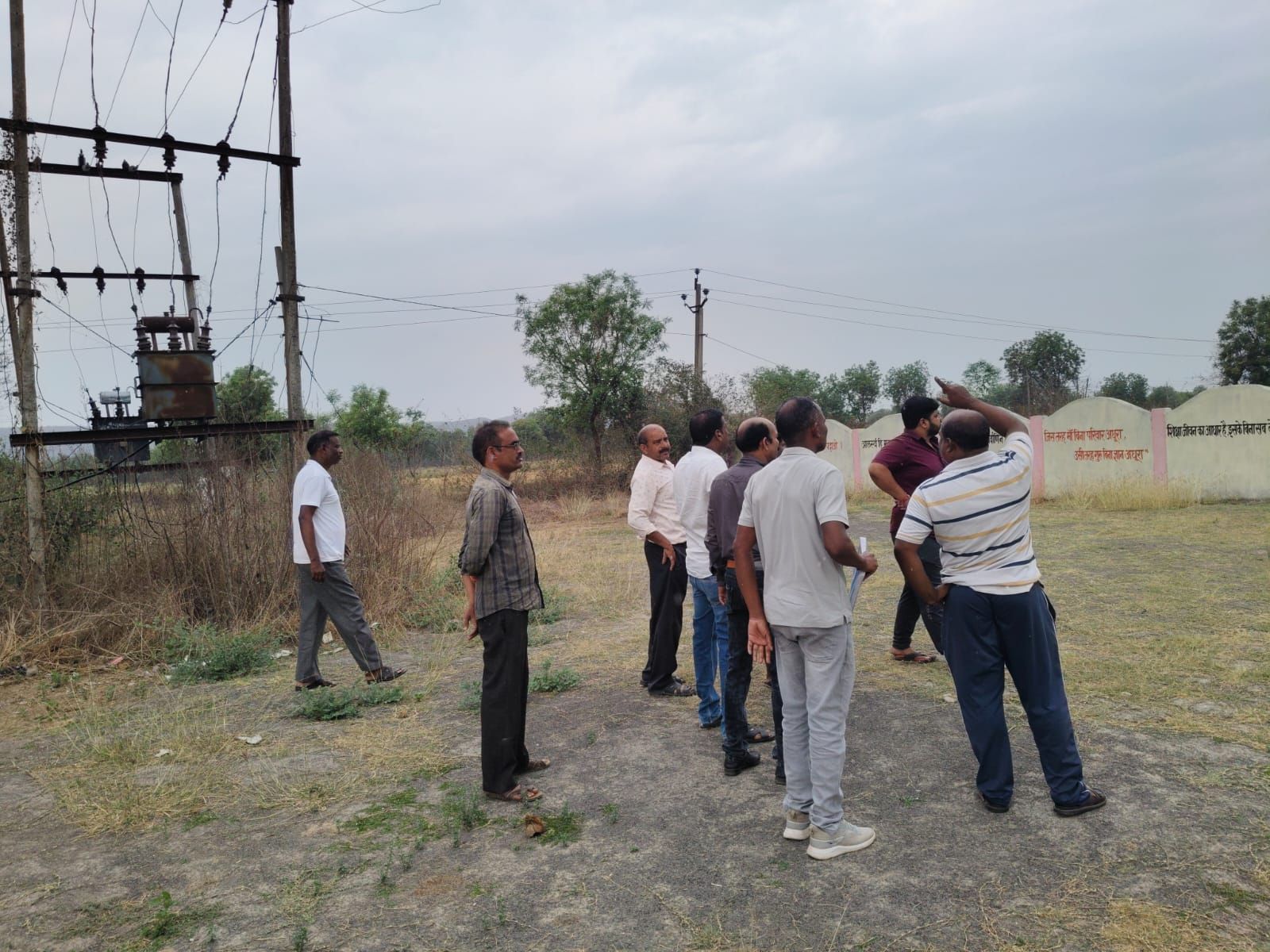 हायर सेकेंडरी स्कूल परिसर से ट्रांसफार्मर हटाने की प्रक्रिया शुरू, जनप्रतिनिधियों की पहल से बच्चों की सुरक्षा सुनिश्चित करने की दिशा में बड़ा कदम 9 img 20260401 wa00045875360628100382671