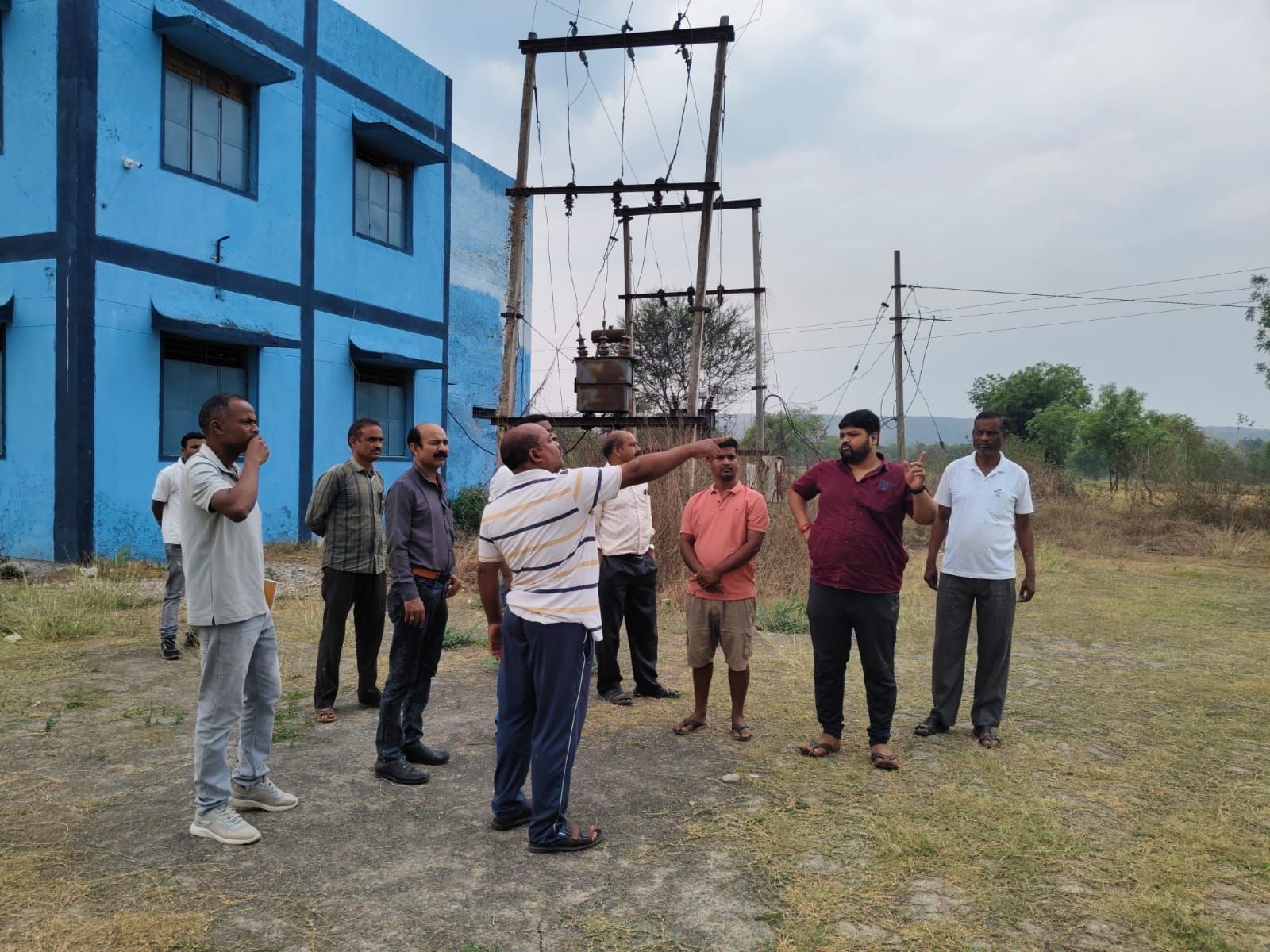 हायर सेकेंडरी स्कूल परिसर से ट्रांसफार्मर हटाने की प्रक्रिया शुरू, जनप्रतिनिधियों की पहल से बच्चों की सुरक्षा सुनिश्चित करने की दिशा में बड़ा कदम 7 img 20260401 wa00082634559037665926224