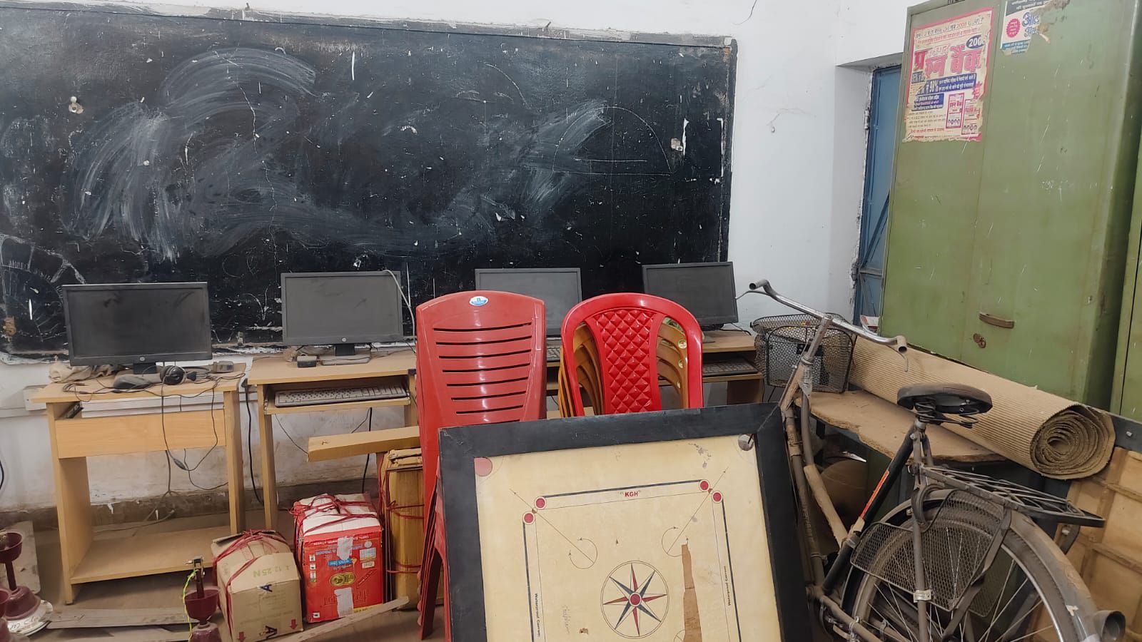मदनपुर स्कूल का ICT लैब बदहाल, प्रिंसिपल और लैब इंचार्ज की लापरवाही से बच्चों का भविष्य खतरे में 8 img 20260407 wa00025047485910159325458