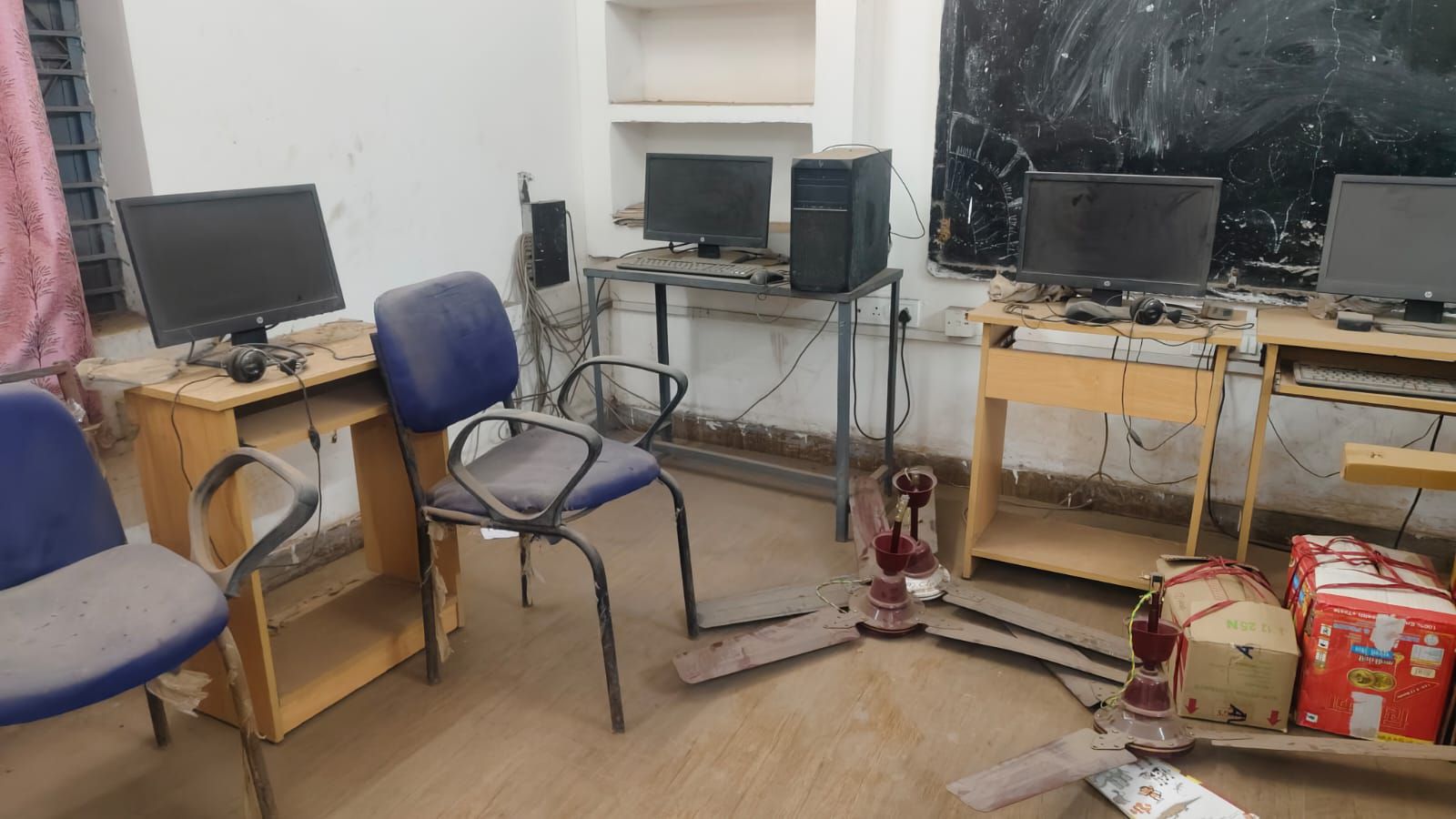 मदनपुर स्कूल का ICT लैब बदहाल, प्रिंसिपल और लैब इंचार्ज की लापरवाही से बच्चों का भविष्य खतरे में 7 img 20260407 wa00031598694624721388555