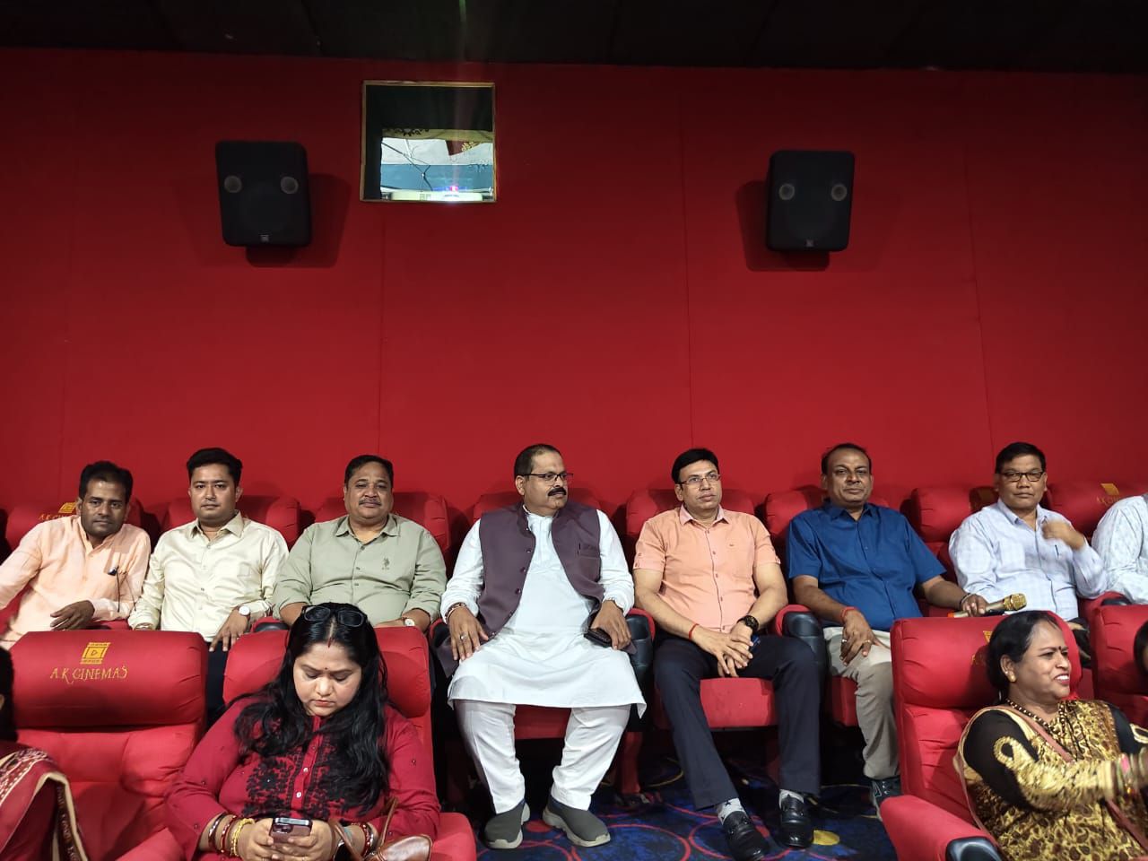 खौफ द डिजिटल वार” का घरघोड़ा के ए.के. सिनेमा में निःशुल्क प्रदर्शन 7 img 20260410 wa00193866398827999036978