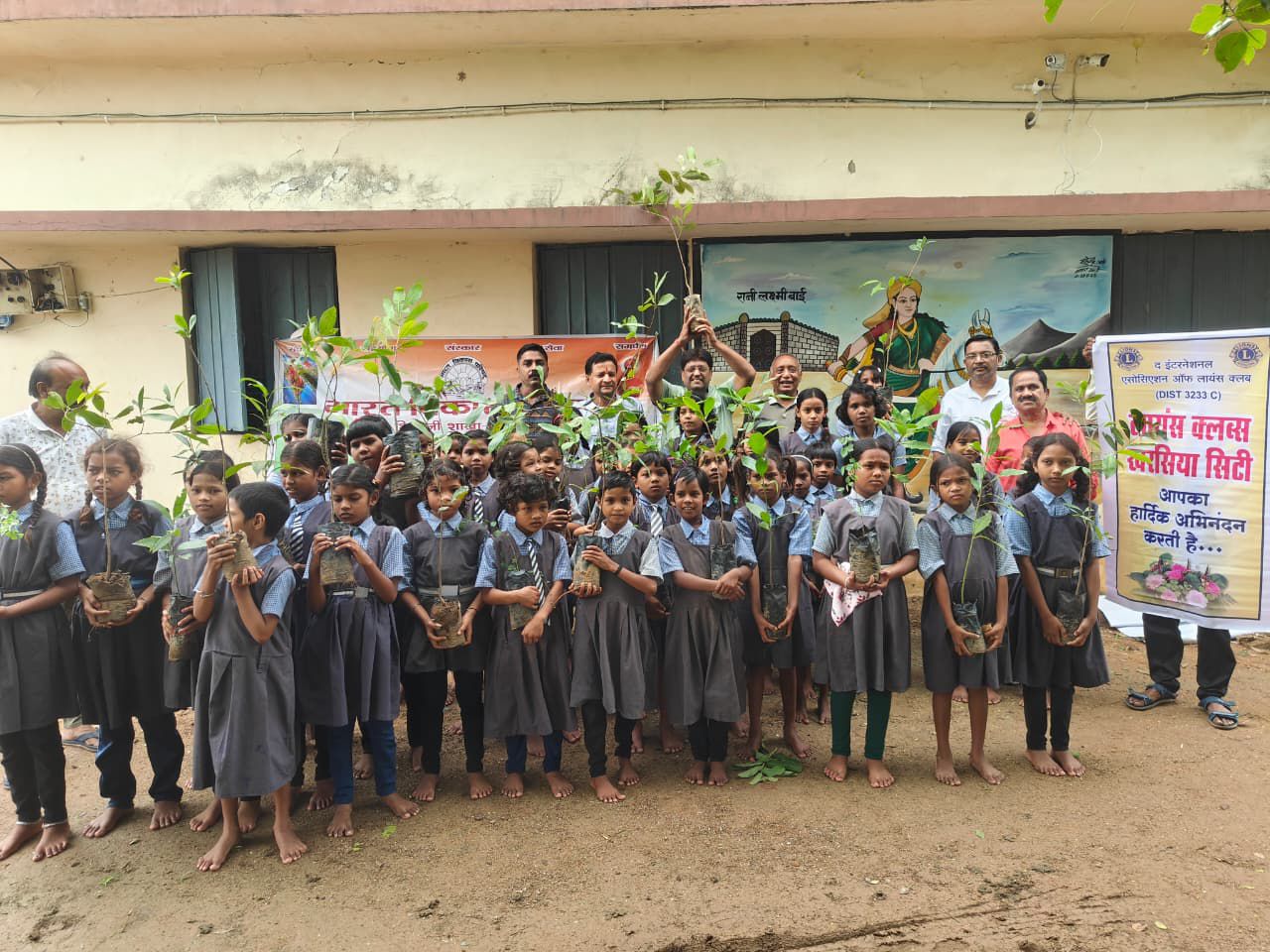 एक पेड़ माँ के नाम' अभियान को मिली नई उड़ान: परसकोल बालिका छात्रावास में 51 पौधों का वृहद वृक्षारोपण, पर्यावरण संरक्षण का लिया संकल्प 6 img 20260718 wa00006866629556350198907