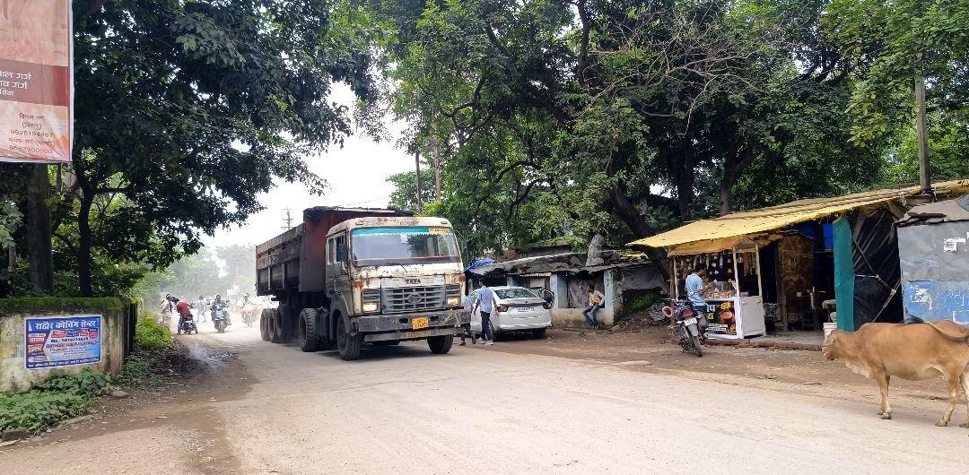 स्कूल टाइम में खरसिया की सड़कों पर ‘मौत का पहिया’! धड़ल्ले से दौड़ रहे भारी-भरकम ट्रेलर और हाईवा, प्रशासन की चुप्पी पर उठे सवाल 7 screenshot 2026 08 11 14 36 30 09 99c04817c0de5652397fc8b56c3b38171390750567623215356
